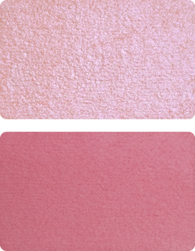 Dwa swatche różu do policzków: jasny, świetlisty brzoskwiniowy i ciemniejszy, matowy różowy, jeden nad drugim.