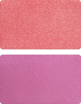 Multifunkcyjny róż w dwóch kremowo-pudrowych odcieniach: świetlisty koral i satynowy fioletowy róż. Zbliżenie.