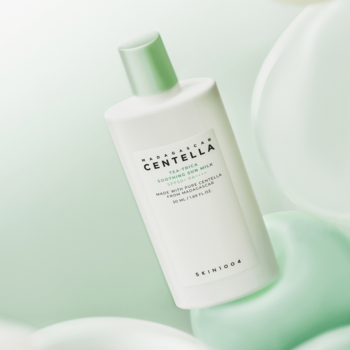 SKIN1004 Madagascar Centella Tea-Trica Soothing Sun Milk, krem przeciwsłoneczny, biała butelka z zieloną nakrętką, widok pod kątem.