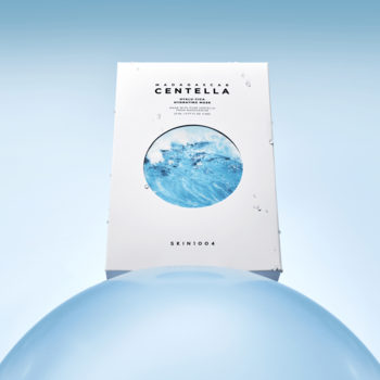 SKIN1004 Madagascar Centella Hyalu-Cica Hydrating Mask, białe pudełko z błękitnym okręgiem, na wodnej kuli.