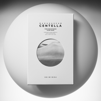 Biała maska w płachcie Skin1004 Centella Tone Brightening, opakowanie z okrągłym wycięciem, widok z przodu.