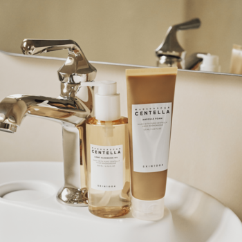 SKIN1004 Centella: lekki olejek myjący i pianka do twarzy na umywalce, z chromowanym kranem w tle.