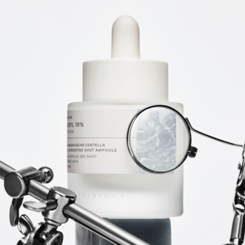 SKIN1004 Matrixyl 10 Boosting Shot Ampoule, matowa butelka z pipetą, zbliżenie z powiększonym fragmentem etykiety.