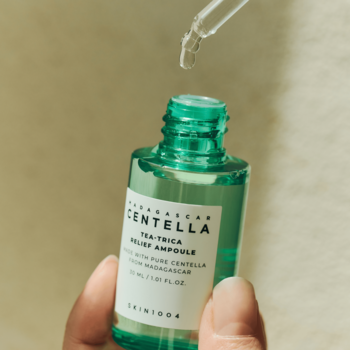 Madagascar Centella Tea-Trica Relief Ampoule, serum SOS dla skóry wrażliwej i trądzikowej, zielona butelka, kropla.