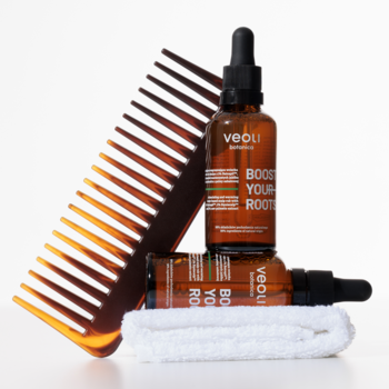 Veoli Botanica Boost Your Roots wcierka wodna, dwie butelki z pipetą, grzebień i ręcznik, białe tło.