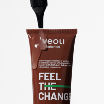 Brunatna tubka Veoli Botanica Feel The Change, peeling trychologiczny do skóry łojotokowej, z wyciskanym żelem.
