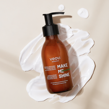 Brązowa butelka Veoli Botanica Make Me Shine, maska laminująca, z czarną pompką, na białym kremie.
