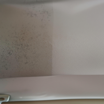 Podsufitka samochodowa przed i po czyszczeniu, z widoczną pleśnią na lewej stronie i czystą tkaniną po prawej.