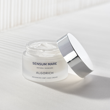 Sensum Mare Algorich, nawilżający krem przeciwzmarszczkowy w matowym słoiku, obok srebrna nakrętka.