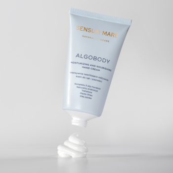 Sensum Mare Algobody, nawilżająco-odżywczy krem do rąk. Jasnoniebieska tubka pod kątem, z wyciśniętym białym kremem.