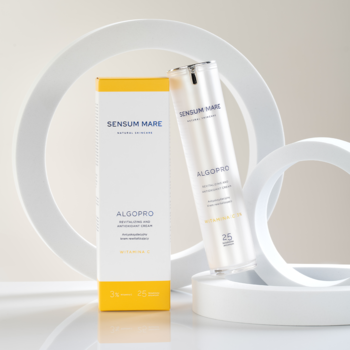 Sensum Mare Algopro, nawilżający krem przeciwzmarszczkowy z witaminą C. Biała butelka i pudełko.