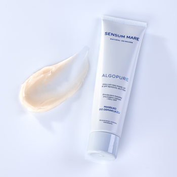 Biała tubka masełka Sensum Mare Algopure do demakijażu z beżową próbką obok, na jasnym tle.