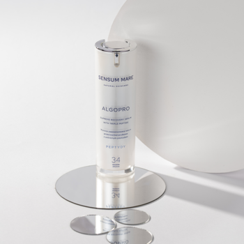 Serum Sensum Mare ALGOPRO, przeciwzmarszczkowe z potrójnym peptydem, biała butelka na lustrzanym tle, widok z przodu.