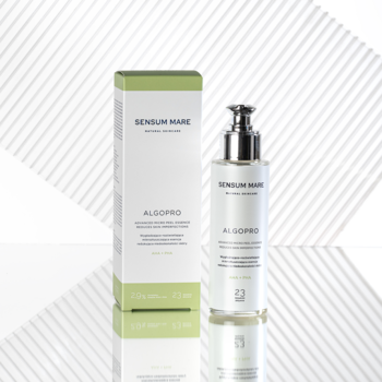 Sensum Mare Algopro mikrozłuszczająca esencja w białej butelce z pompką i pudełku, na błyszczącym tle.
