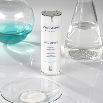 Sensum Mare Algopro liftingujące serum PDRN w butelce z pompką, obok naczynia lab. i kropla serum.