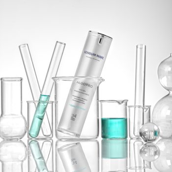 Rewitalizujący krem z PDRN w srebrnej butelce, wśród laboratoryjnych probówek z niebieską cieczą.