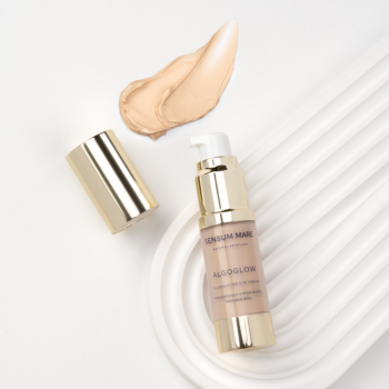 Sensum Mare Algoglow, rozświetlający krem pod oczy, beżowa butelka z odkręconą złotą nakrętką, swatch.