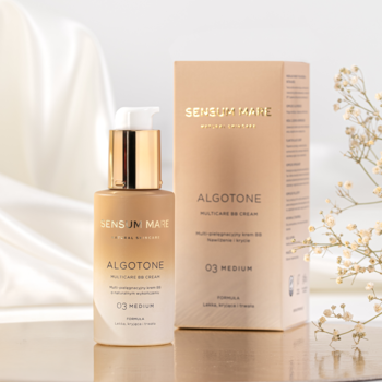 Sensum Mare Algotone BB Cream 03 Medium, butelka z pompką i beżowe pudełko na satynowym tle.