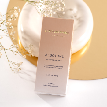 Krem BB Sensum Mare Algotone 04 Olive w pionowym, gradientowym opakowaniu, na złotej podstawce z białymi kwiatami.