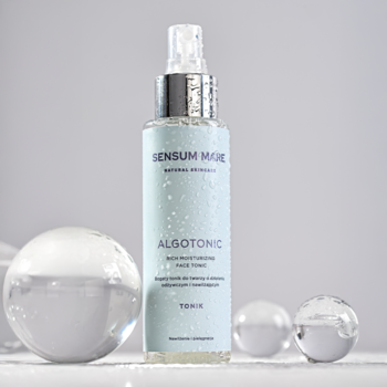 Nawilżający tonik Sensum Mare Algotonic w błękitnej butelce sprayu z kroplami wody, z przodu.