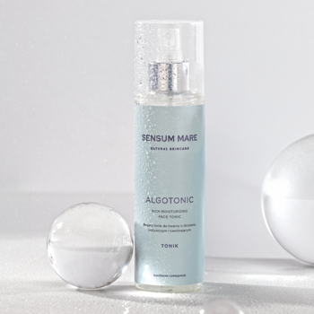 Sensum Mare Algotonic tonik nawilżający w przezroczystej butelce z atomizerem, z błękitnym płynem i kroplami.