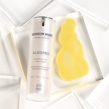 Sensum Mare Algopro regenerująco-korygujące serum z retinalem 0,16% w białej butelce obok żółtej próbki.