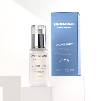 Sensum Mare Algolight serum do cery tłustej w matowej butelce z pompką, obok niebieskie pudełko na jasnym tle.
