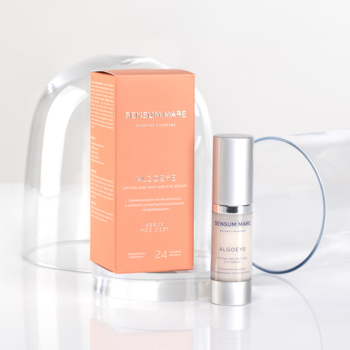 Sensum Mare Algoeye serum przeciwzmarszczkowe pod oczy w srebrnej butelce, obok pomarańczowe pudełko, widok z przodu.