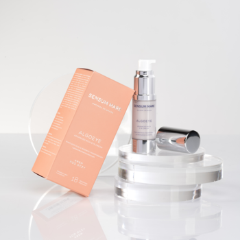 Sensum Mare Algoeye, przeciwzmarszczkowy krem pod oczy w srebrnej butelce z pompką i brzoskwiniowe pudełko na risersach.