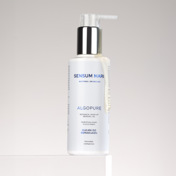 Biały hydrofilowy olejek Sensum Mare ALGOPURE w butelce z srebrną pompką, widok z przodu, lekko wylany. Wegańska formuła z algami.