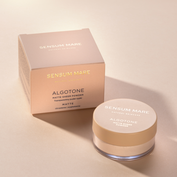 Puder sypki Sensum Mare Algotone transparentny, matujący, w beżowym słoiczku i pasującym pudełku, na jasnym tle.