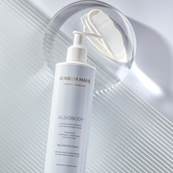 Sensum Mare Algobody, intensywnie nawilżający balsam do ciała w białej butelce z pompką, na jasnym tle.