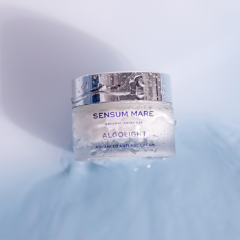 Sensum Mare ALGOLIGHT, krem do cery tłustej/mieszanej, w szklanym słoiczku z wodą, srebrne wieczko, z góry.