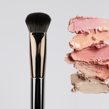 Pędzel do bronzera i różu KillyS Beauty Icon, czarny z syntetycznym włosiem, obok stos swatche różu i bronzera.