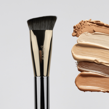 Pędzel KillyS Beauty Icon do konturowania na mokro, czarno-złoty, obok trzech beżowych próbek podkładu.