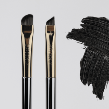 Zestaw KillyS Beauty Icon: dwa pędzle do cieni i eyelinera z ukośnym włosiem, obok czarne maźnięcie.