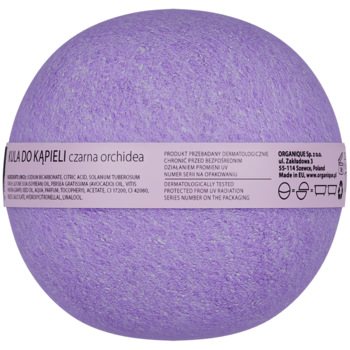 Fioletowa kula do kąpieli Organique Black Orchid z etykietą ze składem, widok z boku. Widoczna tekstura.