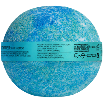 Zbliżenie na niebieską, sferyczną kulę do kąpieli Organique Sea Essence z turkusową etykietą.