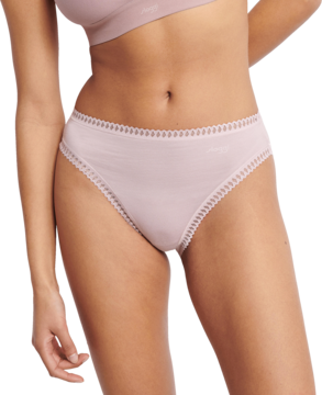 Jasnoróżowe figi Sloggi Go Crush High Leg z bawełny GOTS, z koronkowym obszyciem, widok na modelce.