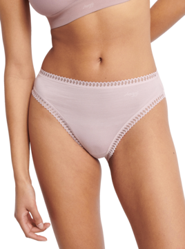 Jasnoróżowe figi damskie z wysokim stanem i subtelną koronkową lamówką, wygodne, na modelce, zbliżenie.