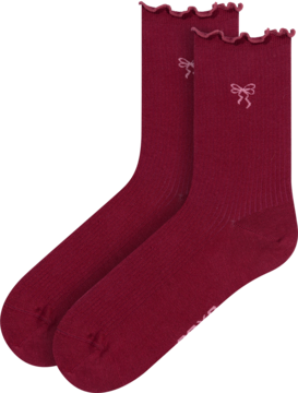 Para bordowych skarpetek z falbanką i haftowaną kokardką, wykonanych z prążkowanej dzianiny, widok z przodu.