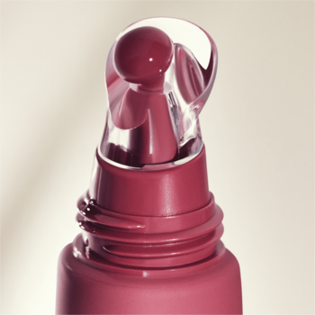 Zbliżenie na balsam Catrice BlissGlossy Lip Balm 020 Blissberry. Różowy, z peptydami, częściowo wyciągnięty aplikator.