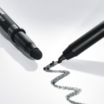 Dwa czarne kredki do oczu z gąbeczką i ostrym końcem, rysujące rozmytą, dymną linię na białym tle.