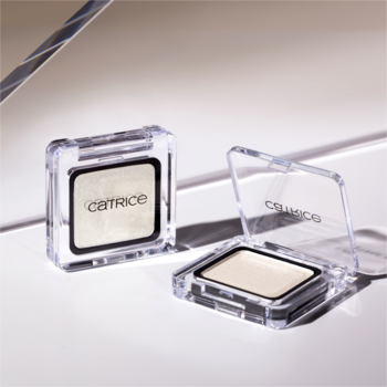 Dwa połyskujące, białe cienie Catrice Art Couleurs 460 Frosted Dust, jeden otwarty, na białym tle.