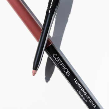 Catrice Plumping Lip Liner: dwie konturówki w jasnym beżu i pudrowym różu, skrzyżowane na białym tle.