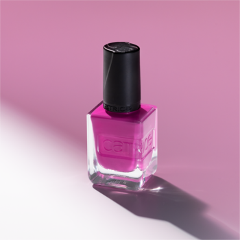 Lakier Catrice GEL AFFAIR 49 Flirt Frequency, fuksjowy, błyszczący, w szklanej butelce z czarną nakrętką, widok z ukosa.