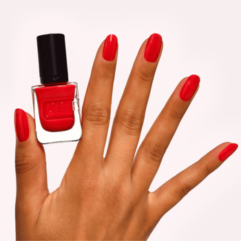 Dłoń z żywym, czerwonym lakierem Catrice GEL AFFAIR 050 Poppy Reloaded na paznokciach i butelka produktu w dłoni.