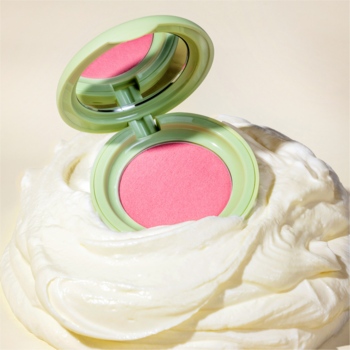 Róż do policzków w otwartym, jasnozielonym kompakcie z lusterkiem, różowy odcień, w kremowej masie.