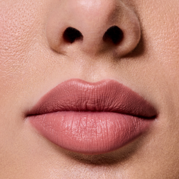 Makro ujęcie ust z pomadką Everybody London Velvet Matte Pink Beige, naturalny, aksamitny matowy efekt.