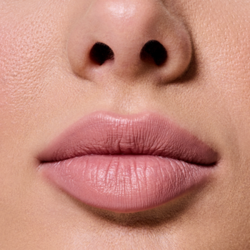 Zbliżenie na usta z pomadką Everybody London Velvet Matte Dusty Silk, aksamitne matowe wykończenie.